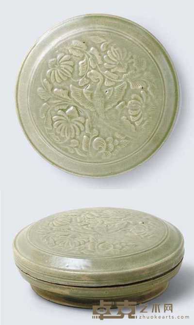 NORTHERN SONG DYNASTY (960-1127) A RARE YUEYAO CARVED CELADON-GLAZED BOX AND COVER 